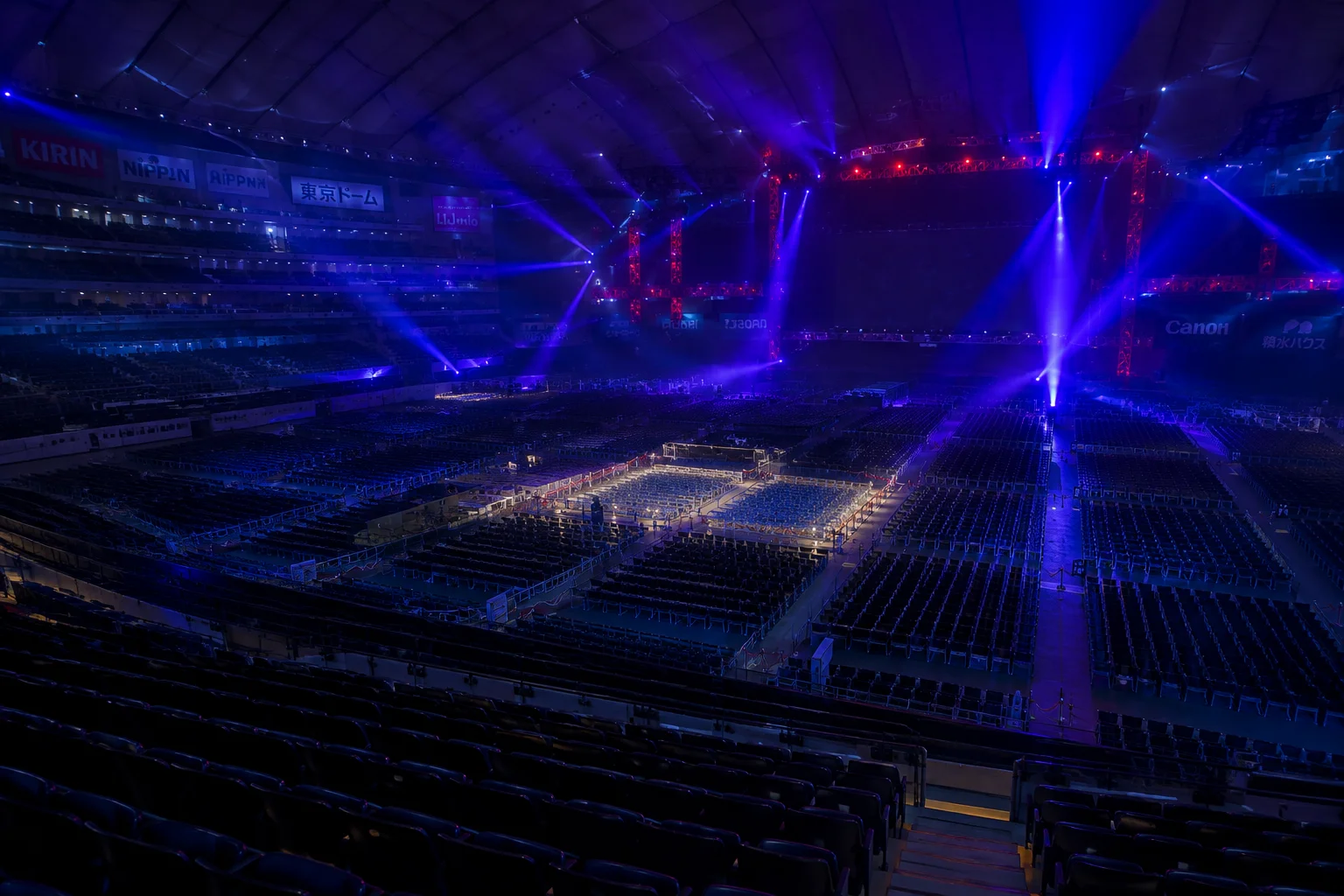 東京ドームのアリーナ座席と照明演出をイメージした写真、全席指定やスペシャルシートのエリアを連想させる構図